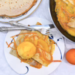 Легендарні ароматні млинці Креп сюзетт. Подані з кулькою морозива та апельсиновим соусом.