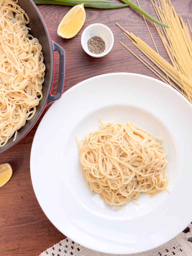 Готова паста Качо-е-пепе з чорним перцем та сиром пекоріно на тарілці