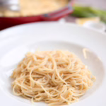 Готова паста Качо-е-пепе з чорним перцем та сиром пекоріно на тарілці