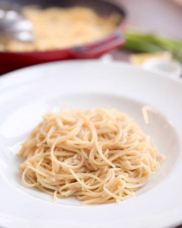 Готова паста Качо-е-пепе з чорним перцем та сиром пекоріно на тарілці