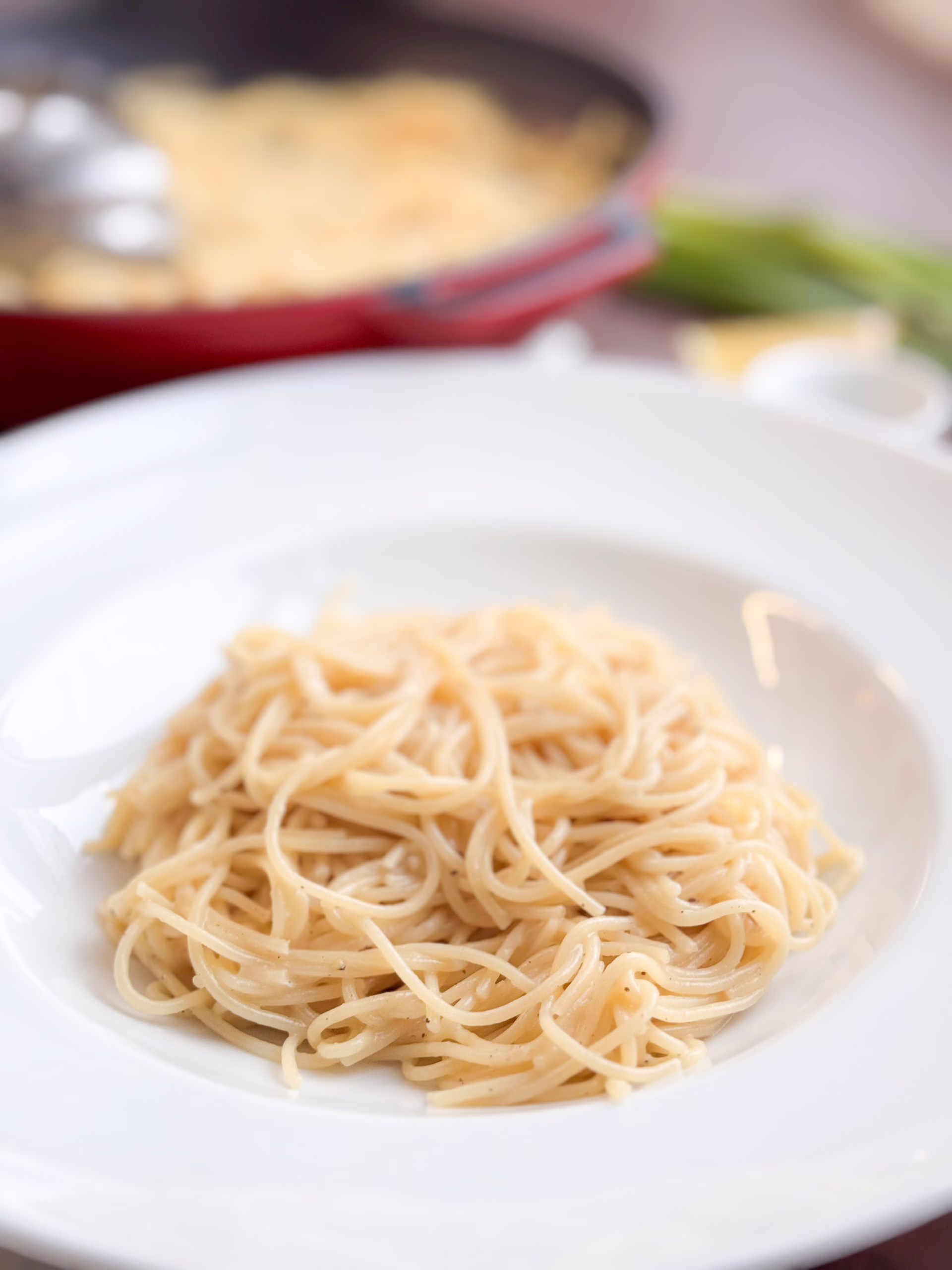 Готова паста Качо-е-пепе з чорним перцем та сиром пекоріно на тарілці