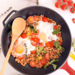 Смажені яйця з білою квасолею, томатами чері та свіжою м'ятою на пательні — CookItTwice.