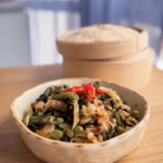 Тушкована селера з едамаме, фенхелем та чилі в матовій керамічній піалі. Естетичні рослинні рецепти українською від кулінарного журналу CookItTwice.