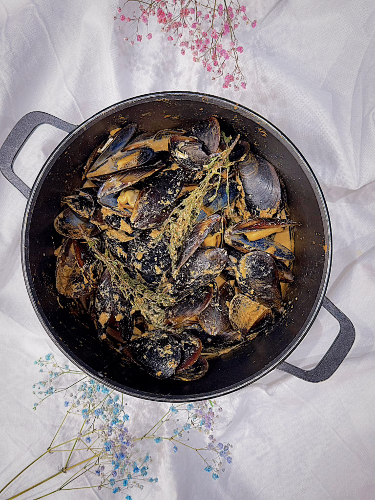 Сервірування гарячих мідій маріньєр з карі у вінтажній керамічній піалі, CookItTwice стиль