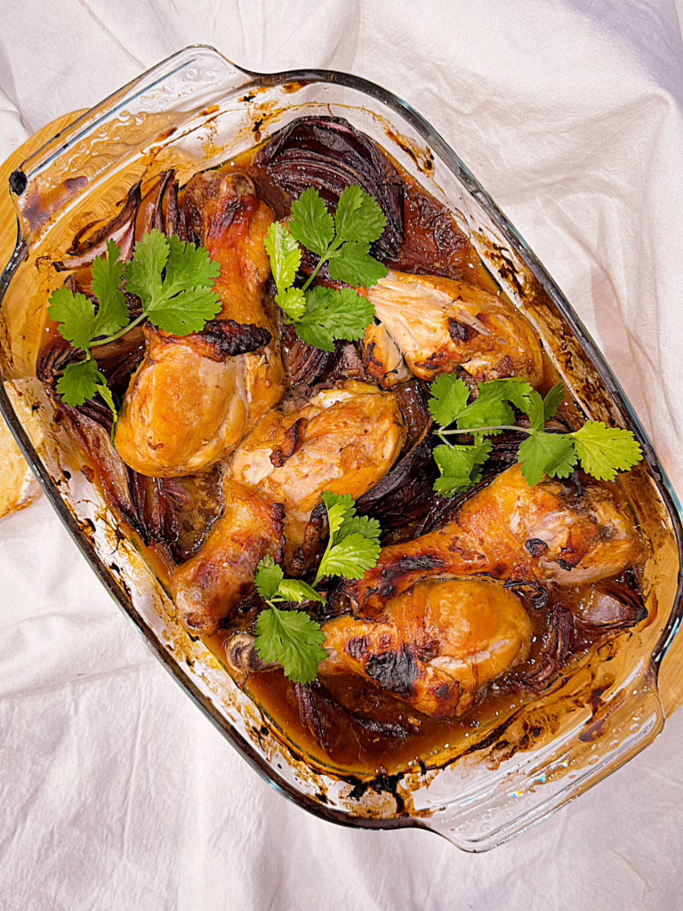 Курячі ніжки в маринаді з медом та соєвим соусом у керамічній формі, естетика CookItTwice