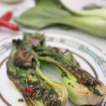 Сервірування карамелізованого бок-чою з соусом чилі на вінтажній тарілці, CookItTwice стиль.