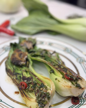 Сервірування карамелізованого бок-чою з соусом чилі на вінтажній тарілці, CookItTwice стиль.