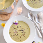 ервірування овочевого крем-супу у білій керамічній тарілці з квітами та насінням, стиль CookItTwice