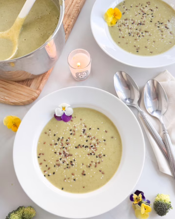 ервірування овочевого крем-супу у білій керамічній тарілці з квітами та насінням, стиль CookItTwice