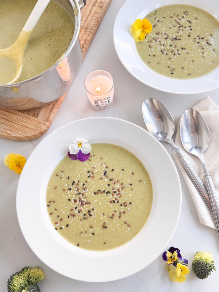 ервірування овочевого крем-супу у білій керамічній тарілці з квітами та насінням, стиль CookItTwice