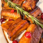 Сервірування гарячих запечених свинячих ребер із червоною журавлиною та розмарином на вінтажній тарілці, CookItTwice стиль.