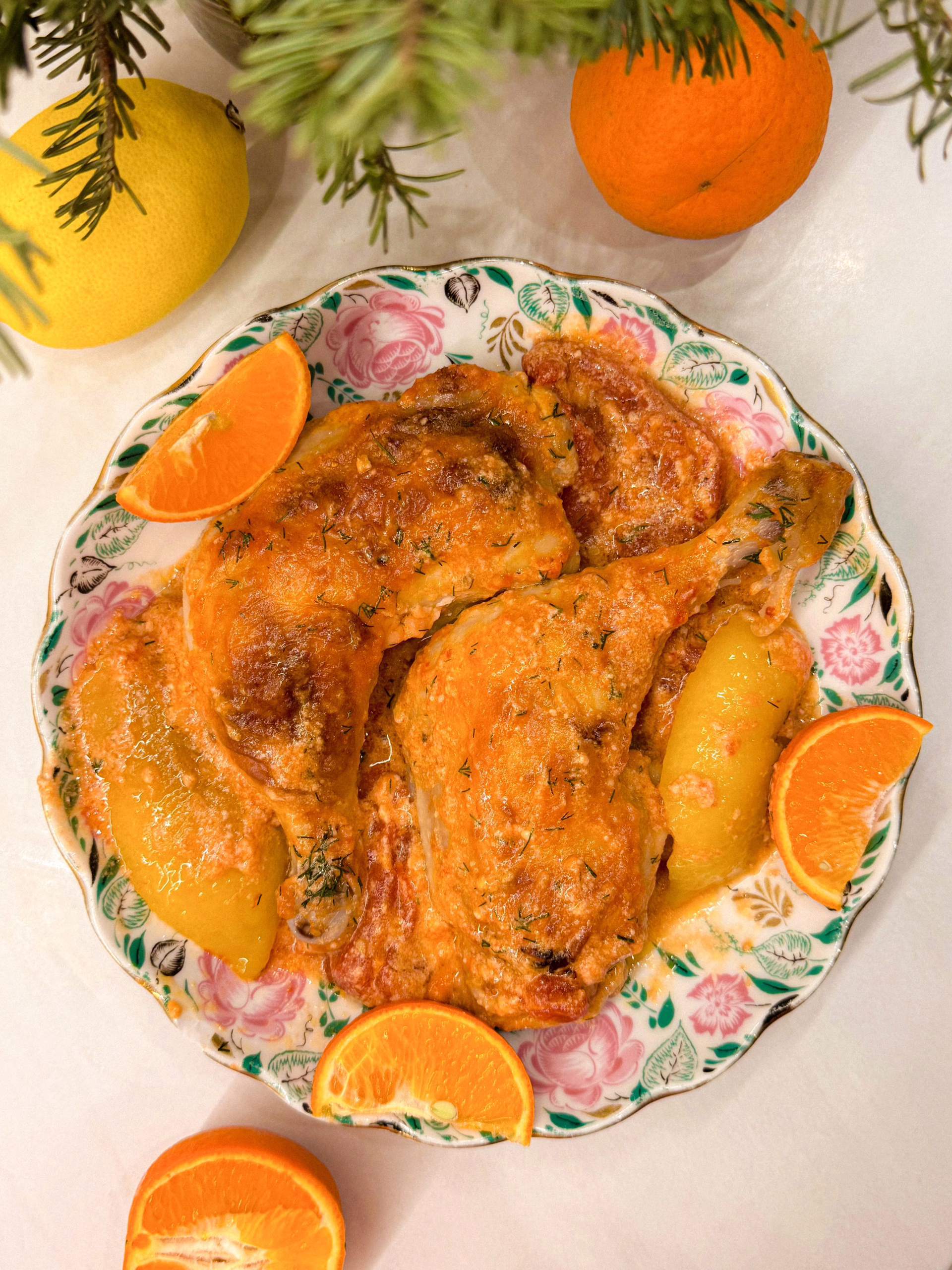 Сервірування соковитих курячих стегенець у густому томатно-кокосовому соусі в керамічній тарілці, поруч білий рис, CookItTwice стиль.