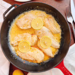 Сервірування ніжного курячого філе у вершковому соусі в червоній чавунній пательні з лимоном, CookItTwice стиль