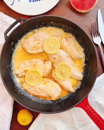 Сервірування ніжного курячого філе у вершковому соусі в червоній чавунній пательні з лимоном, CookItTwice стиль