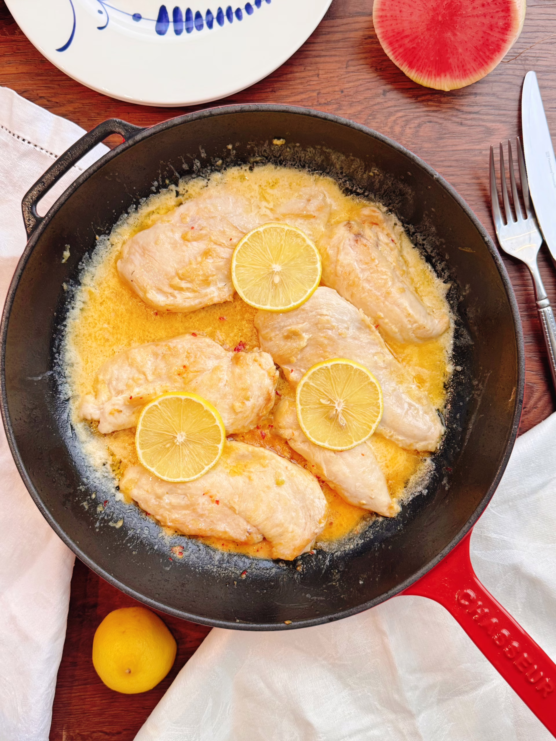 Сервірування ніжного курячого філе у вершковому соусі в червоній чавунній пательні з лимоном, CookItTwice стиль