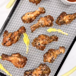 Сервірування хрустких курячих крилець у вінтажній керамічній піалі, покритих глянцевим BBQ соусом, CookItTwice стиль.