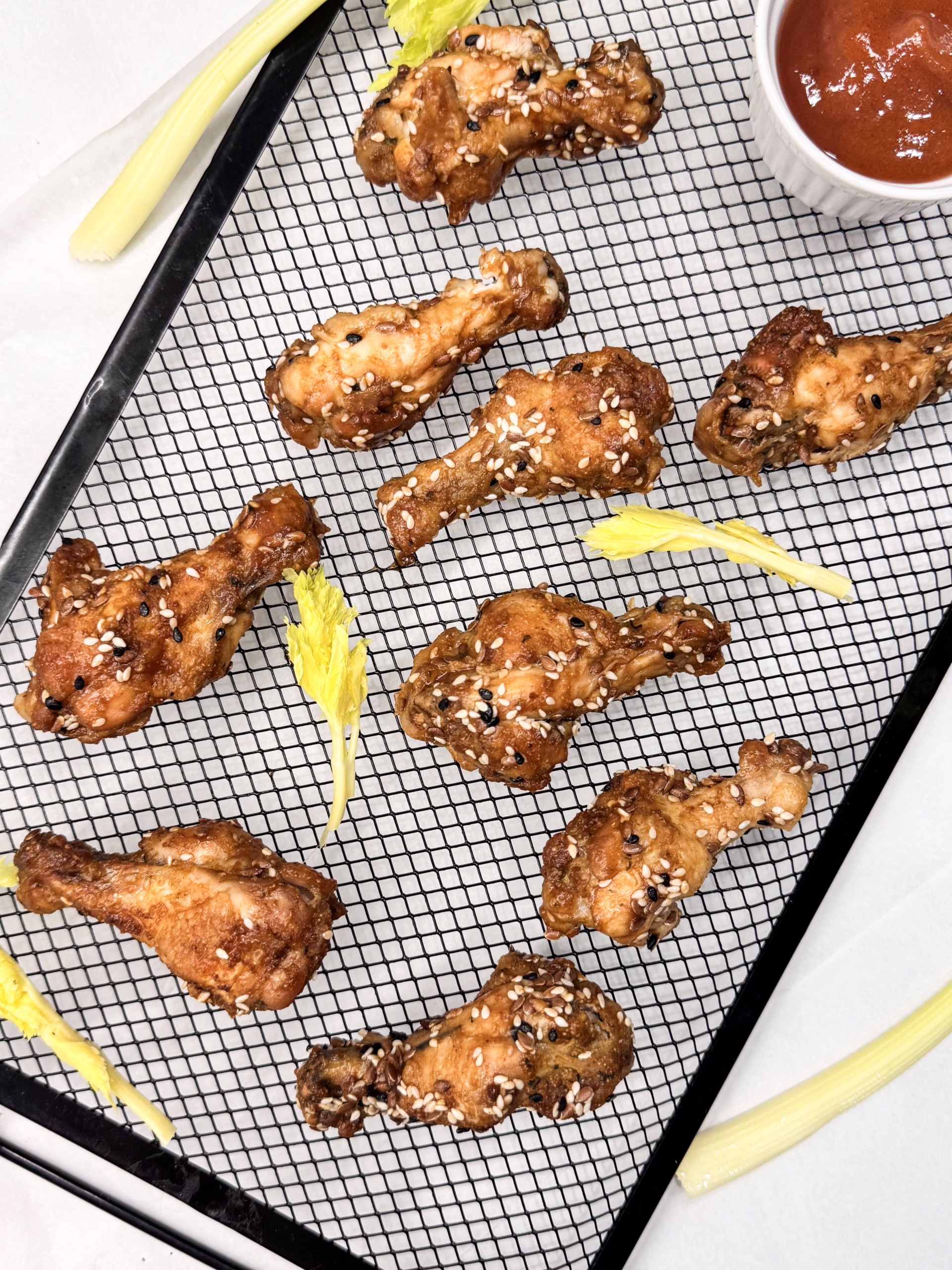 Сервірування хрустких курячих крилець у вінтажній керамічній піалі, покритих глянцевим BBQ соусом, CookItTwice стиль.