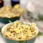 Сервірування салату з тунцем, білою квасолею та фенхелем у керамічній піалі глибокого зеленого кольору із золотим обідком, CookItTwice стиль.