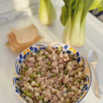 Сервірування нордичного боула з оселедцем та кускусом у матовій керамічній піалі, CookItTwice стиль. / Хрусткі кубики зеленого яблука та боби едамаме крупним планом.