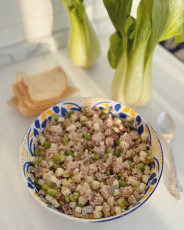 Сервірування нордичного боула з оселедцем та кускусом у матовій керамічній піалі, CookItTwice стиль. / Хрусткі кубики зеленого яблука та боби едамаме крупним планом.