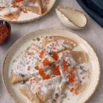 Сервірування безглютенових гречаних млинців із сирним соусом та червоною ікрою у вінтажній керамічній піалі, CookItTwice стиль. Еластичне тісто на млинці із зеленої гречки в процесі замішування.