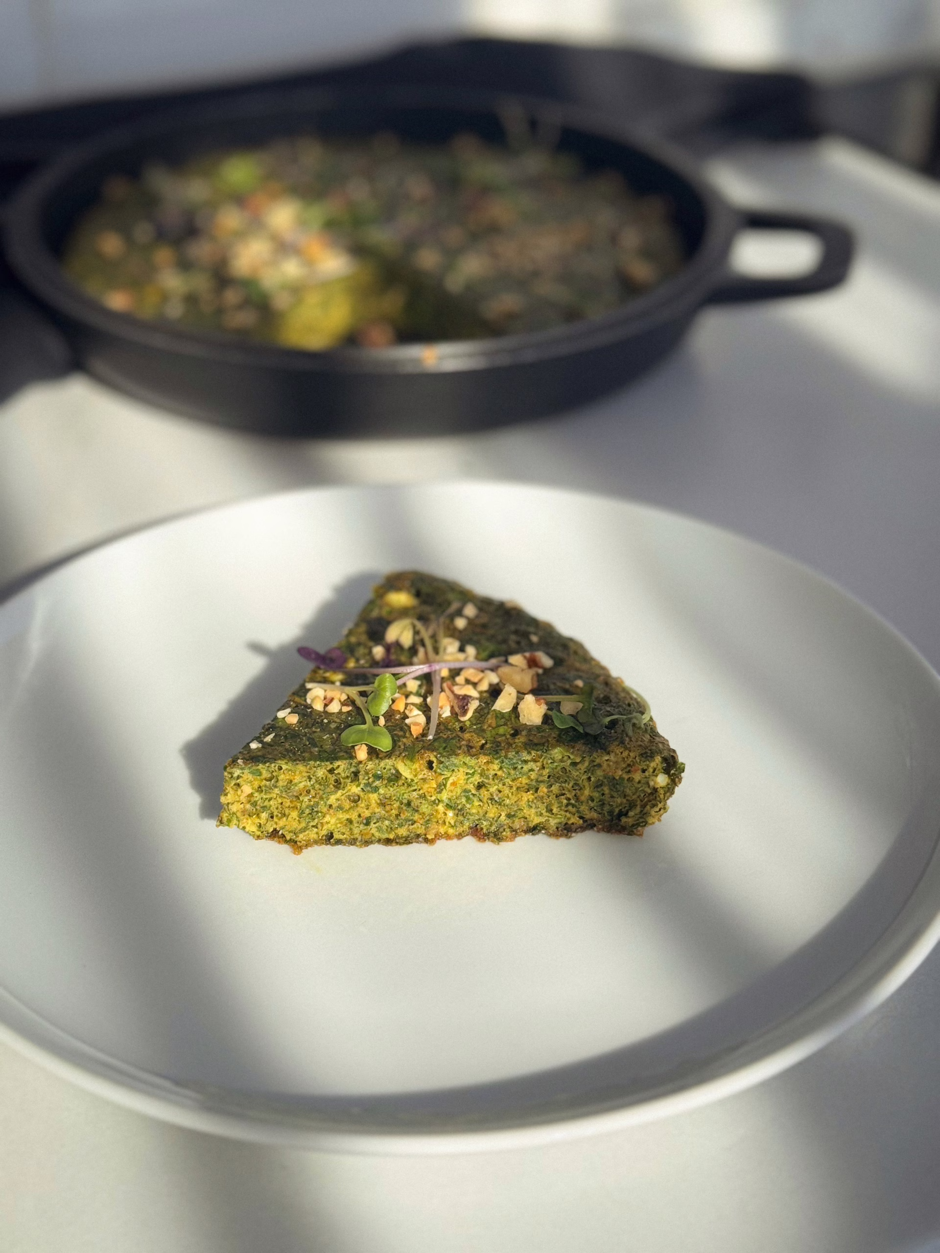 Сервірування смарагдової перської фритати на вінтажній тарілці з золотою облямівкою, CookItTwice стиль.