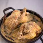 Золотисті запечені курчата у вершковому соусі на матовому керамічному блюді, сервірування у стилі тихої розкоші cookittwice.