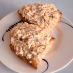 Сервірування намазки з тунця та сиру на підсмаженому хлібі у вінтажній тарілці з синім візерунком, CookItTwice стиль.