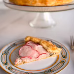 Галета з редискою. пиріг з редискою та сиром, шматочок сервірований н апортеляновій тарелі