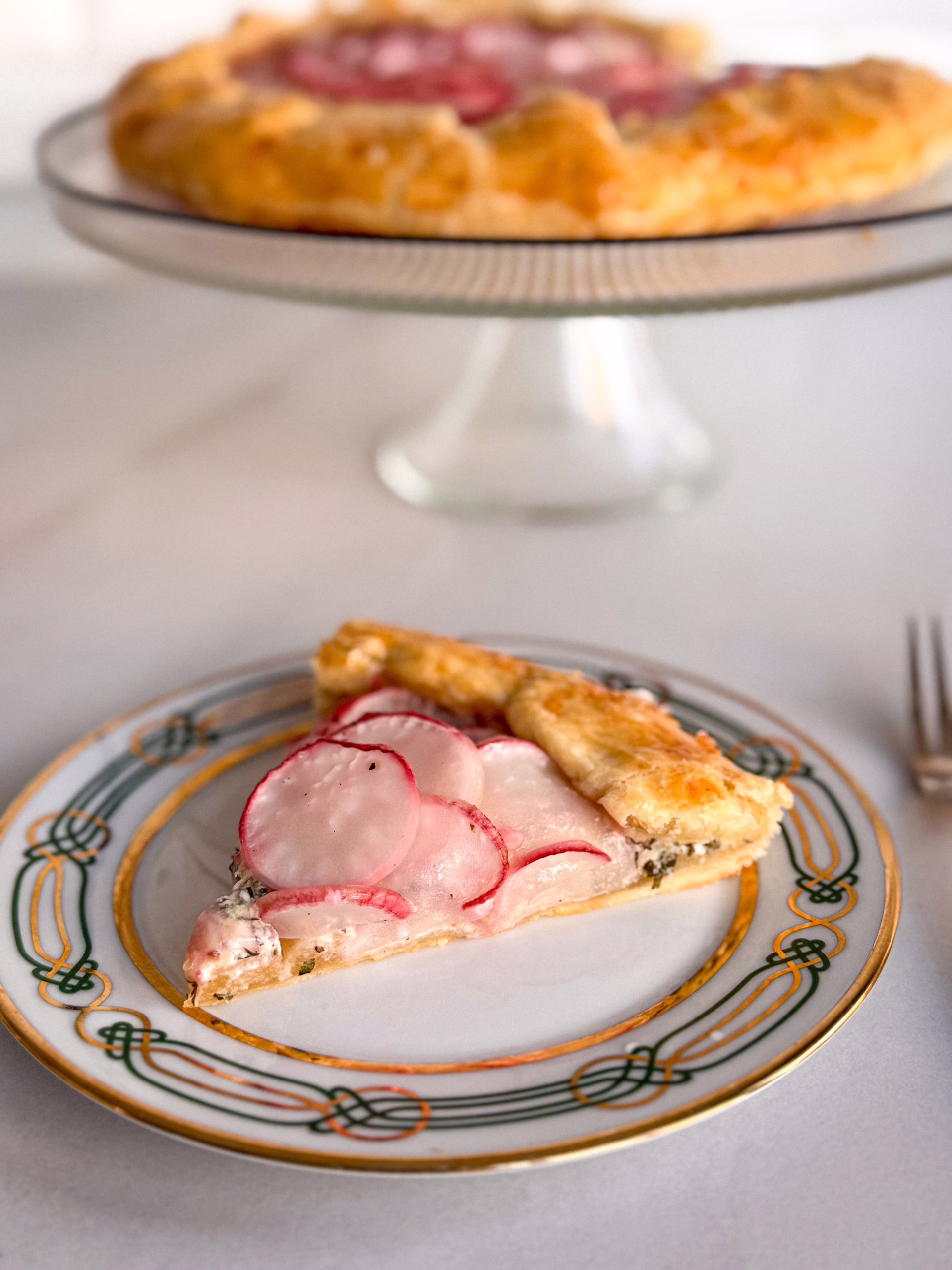 Галета з редискою. пиріг з редискою та сиром, шматочок сервірований н апортеляновій тарелі