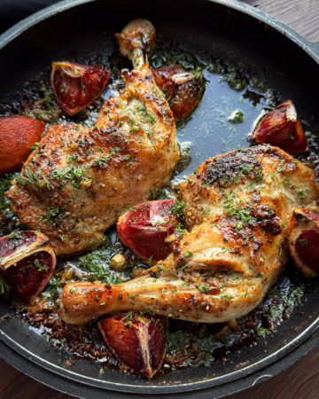 Сервірування запечених курячих ніжок з кривавим апельсином у вінтажній керамічній формі, CookItTwice стиль.