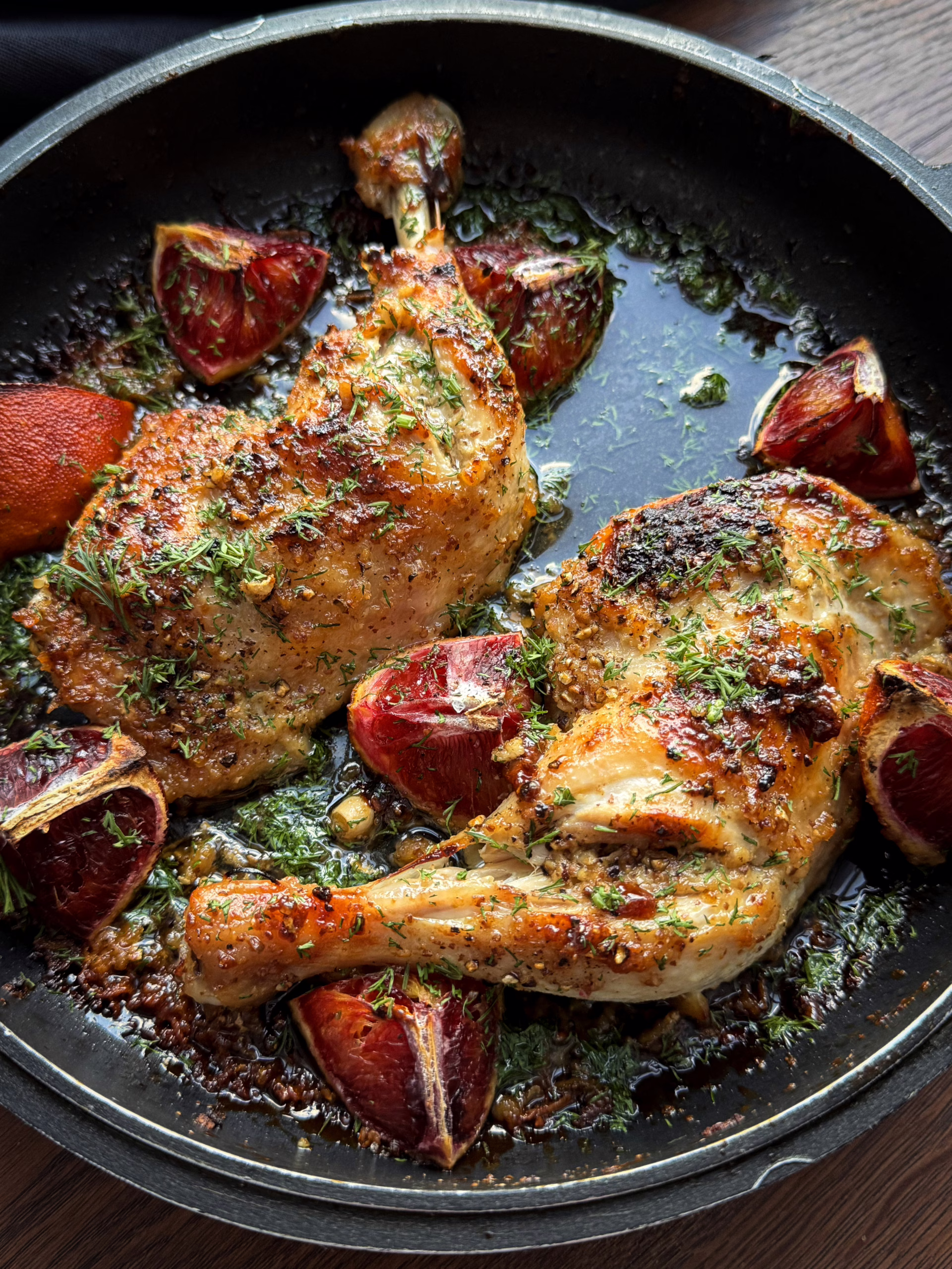 Сервірування запечених курячих ніжок з кривавим апельсином у вінтажній керамічній формі, CookItTwice стиль.