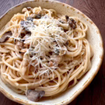 Сервірування спагеті з морепродуктами у глибокій вінтажній керамічній піалі при теплому освітленні, CookItTwice стиль