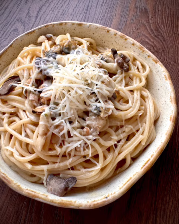 Сервірування спагеті з морепродуктами у глибокій вінтажній керамічній піалі при теплому освітленні, CookItTwice стиль