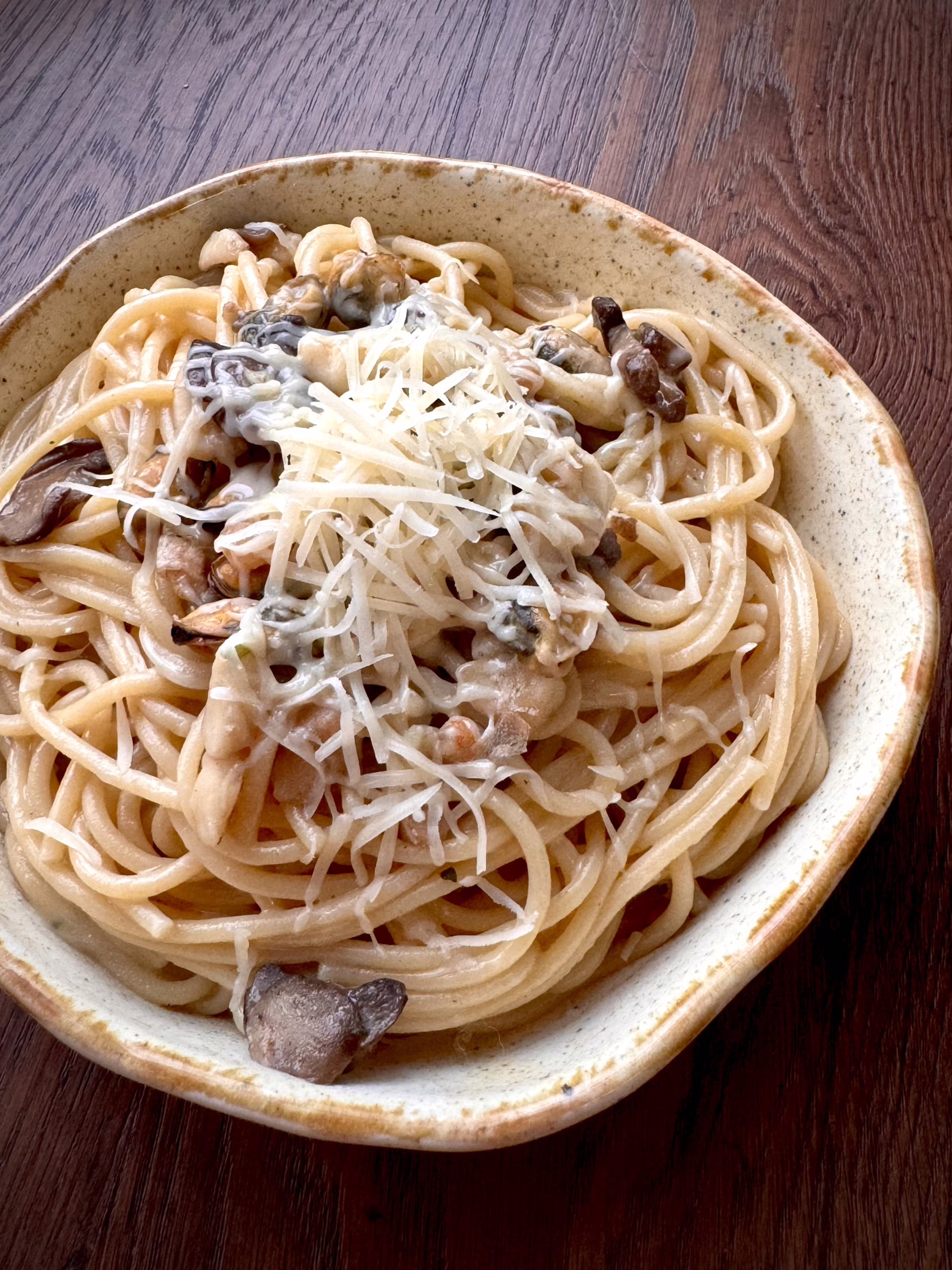 Сервірування спагеті з морепродуктами у глибокій вінтажній керамічній піалі при теплому освітленні, CookItTwice стиль