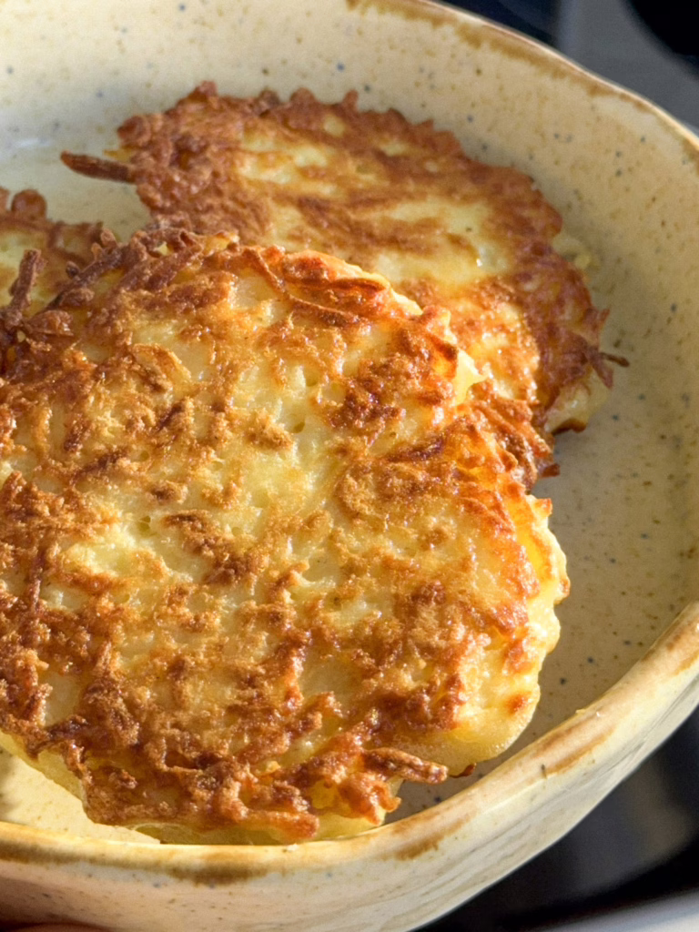 Сервірування класичних дерунів із золотистою скоринкою на вінтажній керамічній тарілці, CookItTwice стиль