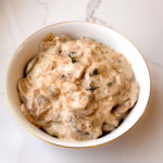 Густий грибний вершковий соус у керамічній піалі з золотим обідком та чебрецем на мармуровому тлі, CookItTwice стиль