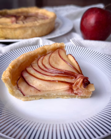 Ідеальний яблучнй тарт в розрізі з ніжним франжипаном