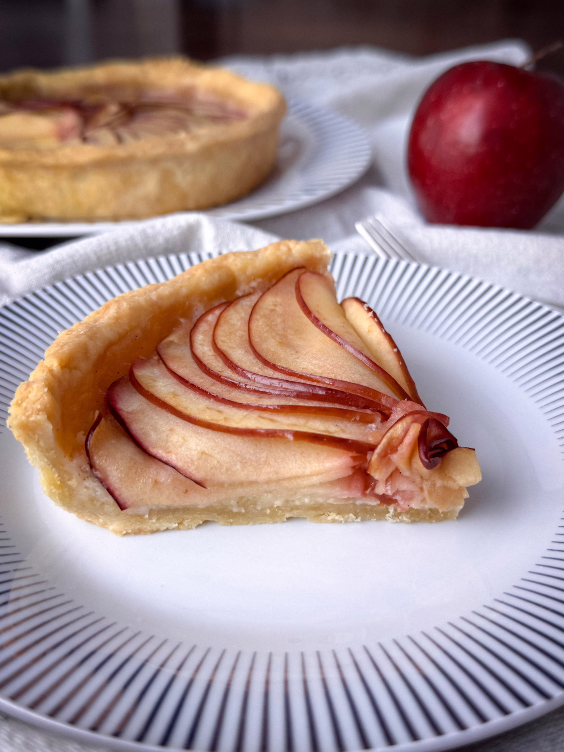 Ідеальний яблучнй тарт в розрізі з ніжним франжипаном