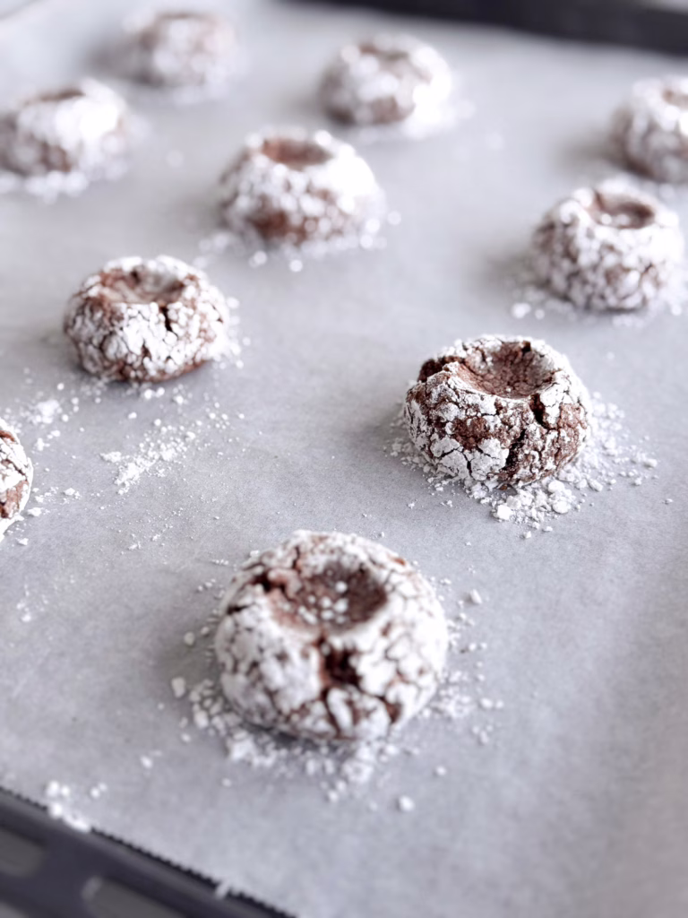 Мигдальне печиво гріба з тріщинами на лляній серветці, CookItTwice стиль