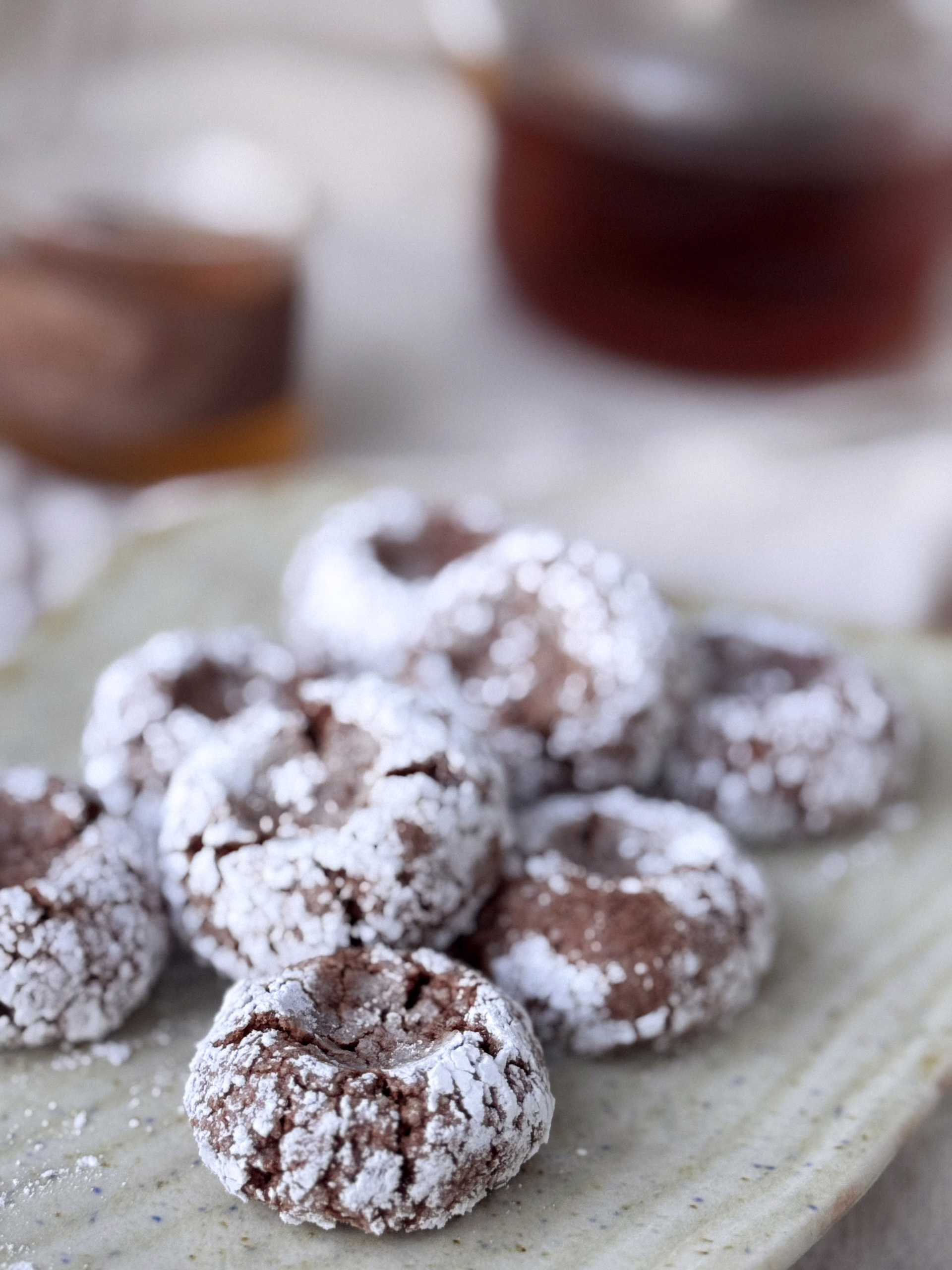 Мигдальне печиво гріба з тріщинами на лляній серветці, CookItTwice стиль