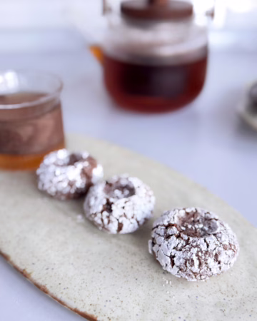 Мигдальне печиво гріба з тріщинами на лляній серветці, CookItTwice стиль