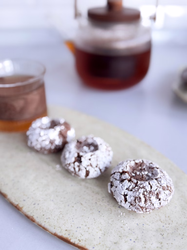 Мигдальне печиво гріба з тріщинами на лляній серветці, CookItTwice стиль