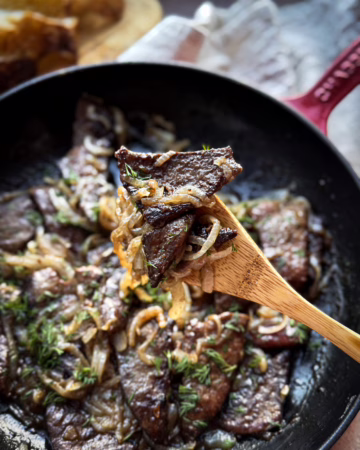 Обсмажена яловича печінка з карамелізованою цибулею на вінтажній керамічній тарілці, CookItTwice стиль