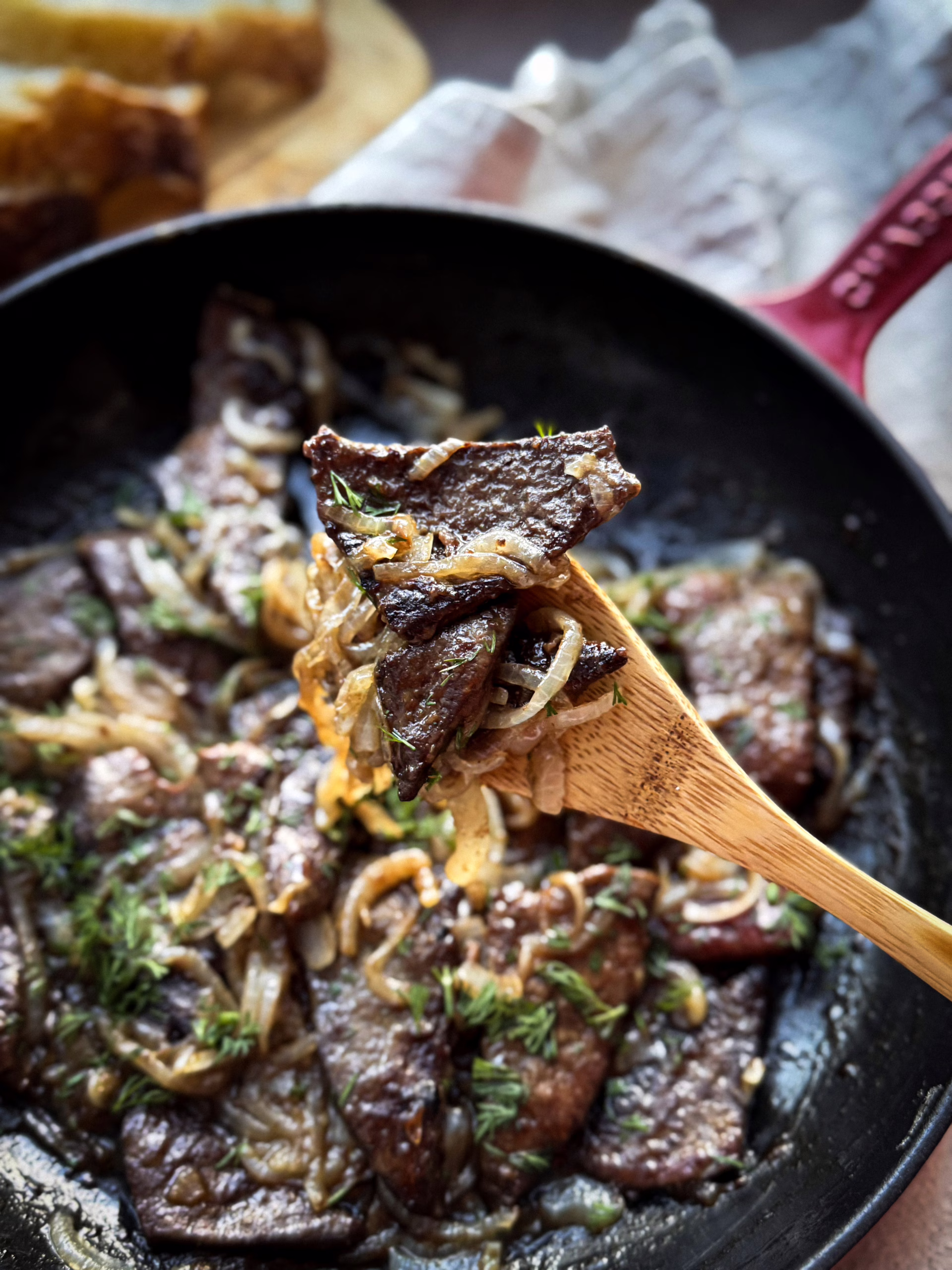 Обсмажена яловича печінка з карамелізованою цибулею на вінтажній керамічній тарілці, CookItTwice стиль