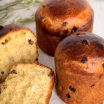 ідеальна пориста паска по класичному рецепту з родзинками на лляній скатертині