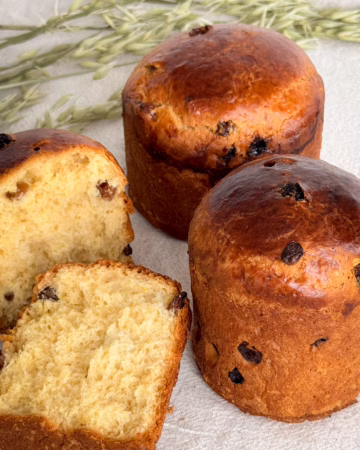 ідеальна пориста паска по класичному рецепту з родзинками на лляній скатертині