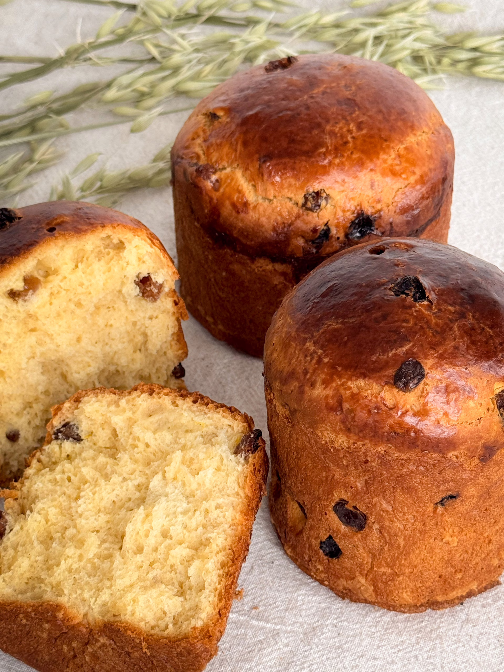 ідеальна пориста паска по класичному рецепту з родзинками на лляній скатертині