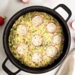 Запечений зелений омлет у чавунній сковороді з геометричним візерунком із 7 слайсів редису.