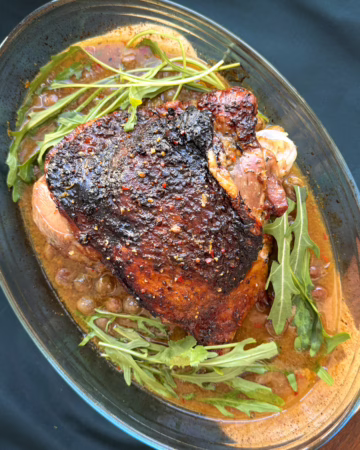 Індиче стегно з виноградом у духовці, процес карамелізації винограду з оцтом, соковита індичка на дошці, хересний соус до птиці.